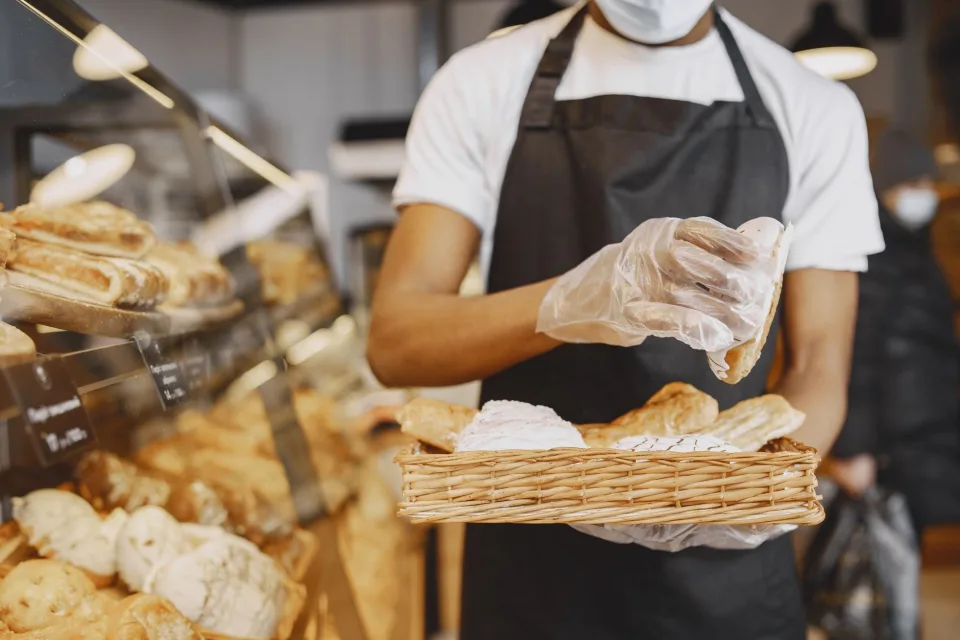 Khay bánh mới ra lò tại Tiệm Bánh Mỳ Anh Đạt